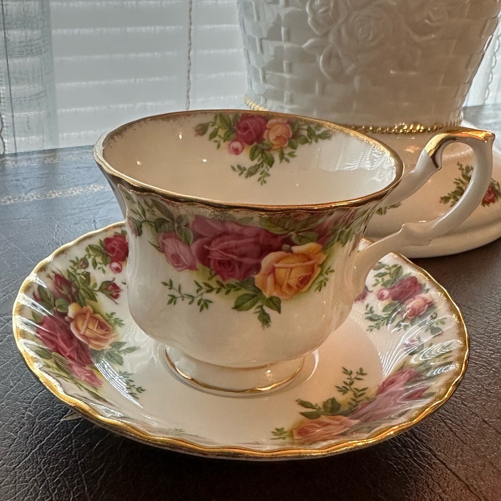 Vintage Royal Albert Old Country Roses Tea Cup & Saucer Bone China, England - Picture 6 of 6